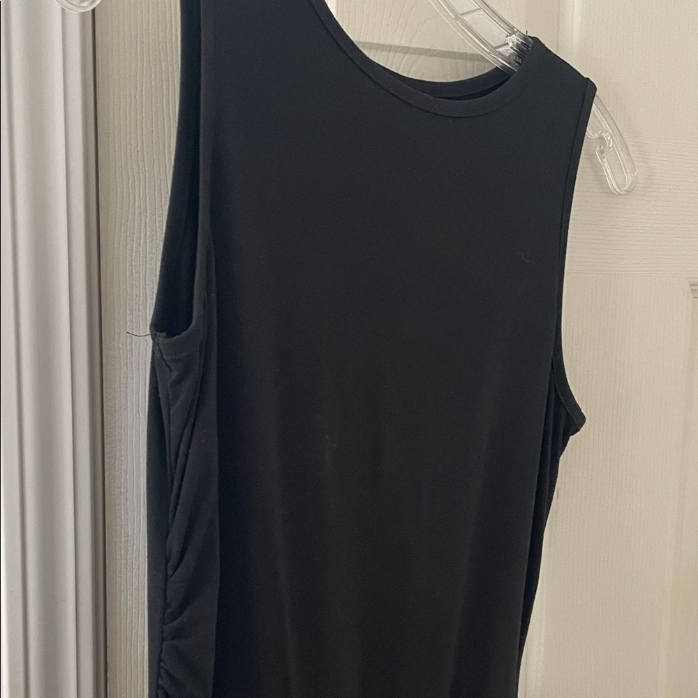 Elegant Black Sleeveless Dress - Picture 3 of 10